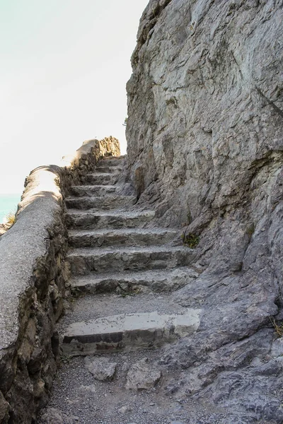 Лестница в скале . — стоковое фото