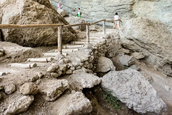 Merdiven ahşap müstahkem günlükleri ile.