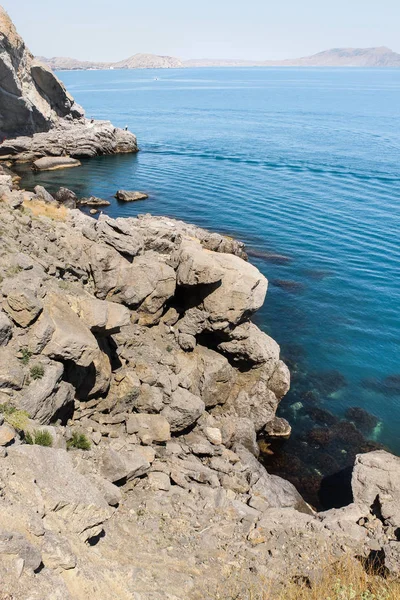 Taşların deniz üzerinde.