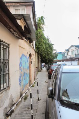 Dar sokak kaldırım.