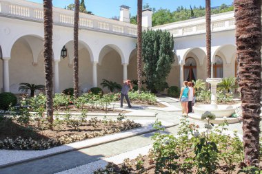 İnsanlar avluda fotoğraflandı.