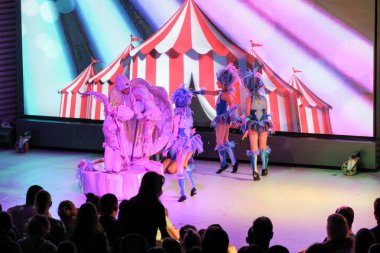 Kız sahnede dans akrobatik grubu.