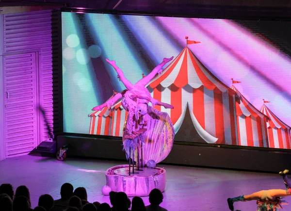 Sahne Alanı'nda akrobasi.