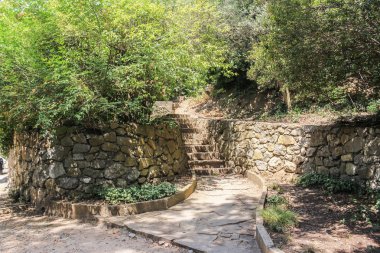 İstinat duvarları taştan yapılmış.