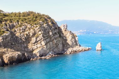 Kayalar ve deniz.