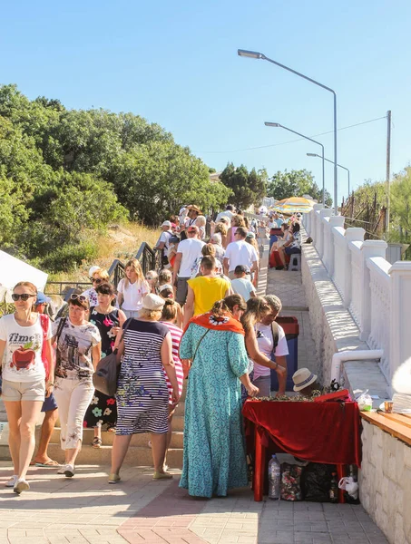 Bir kalabalık turist merdivenlerde.