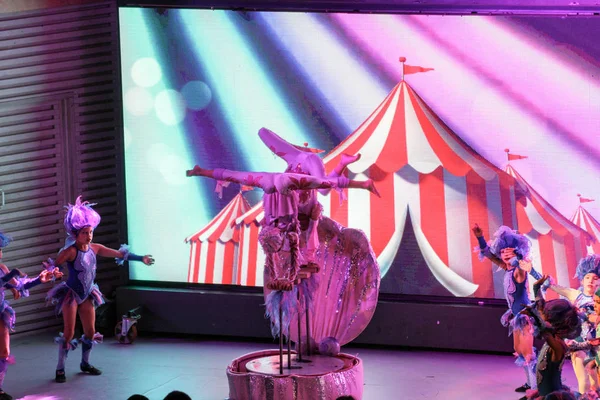 Yaratıcı ekibi, genç kız performansını.