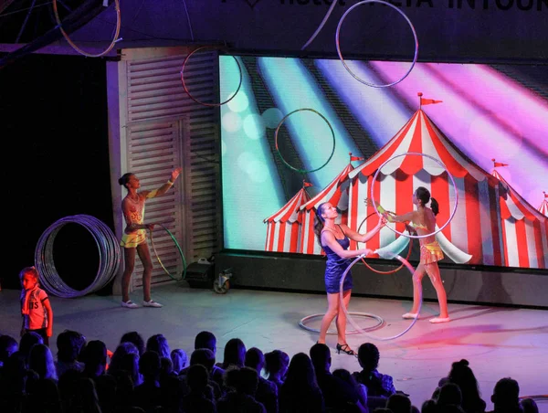 Mädchen jonglieren auf der Bühne mit Ringen. — Stockfoto