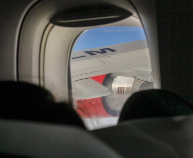 Uçak pencere kanadında.