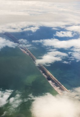 Kara denizin içinde dar bir şerit.