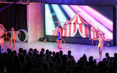 Yüzük kızlarla konuşma.