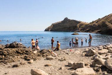 Denizde insanlar banyo.