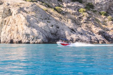 Tekne ve kıyı hızda gidiyor.