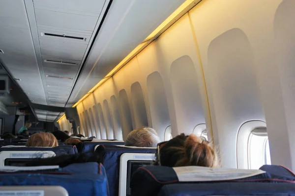 Interior del avión de pasajeros . — Foto de Stock