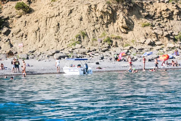 Personer på klapperstensstranden. — Stockfoto