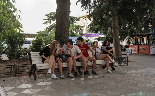 Les jeunes sur le banc . — Photo