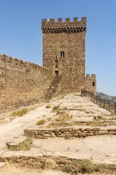 Konsolosluk kale Ceneviz Kalesi.