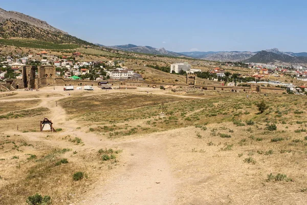 Uitzicht vanaf de heuvel naar de stad van Sudak. — Stockfoto