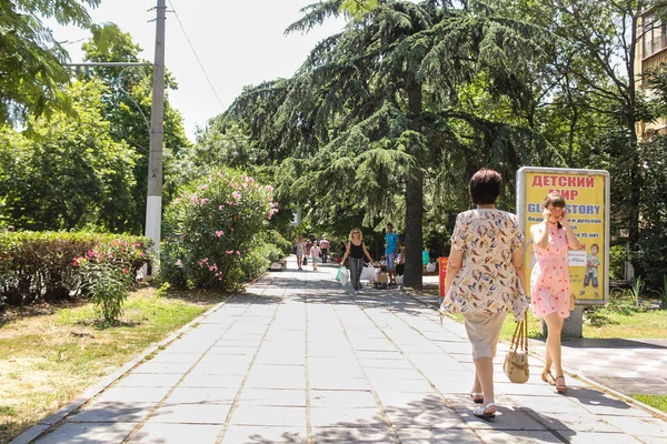 Mulheres na calçada. — Fotografia de Stock