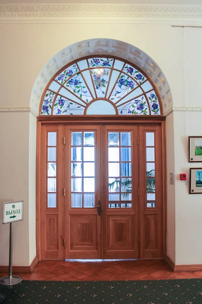 Két levelű festett üveg ajtó. — Stock Fotó