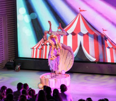 Karmaşık akrobatik figürler.