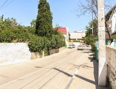 Sokak güneş ışığı ile sular altında olduğunu.