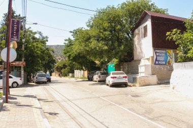 Sokaktaki arabalar.