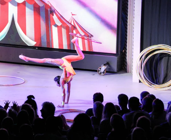 Bacağında bir halka ile kız.