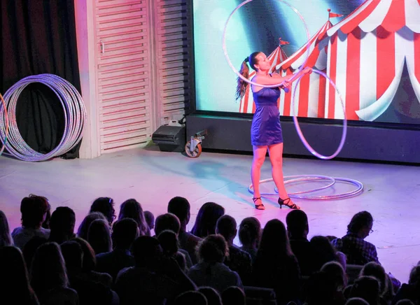 Bir kızla iki basketbol.