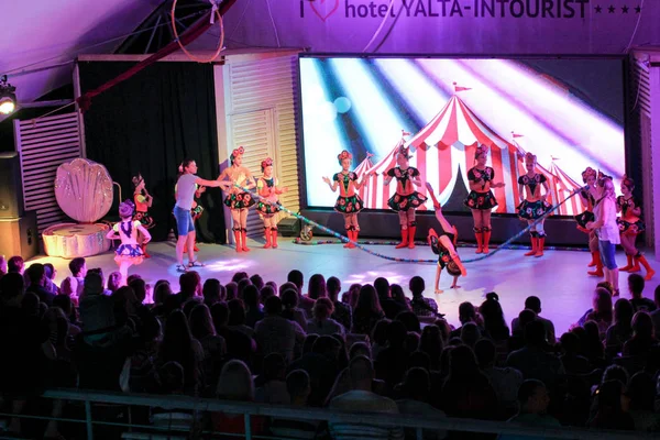 Halatlar atlama ile dans folklor grubu.