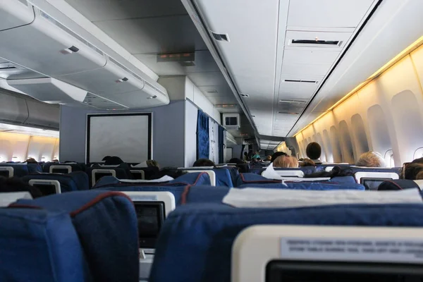 Büyük bir uçak iç.