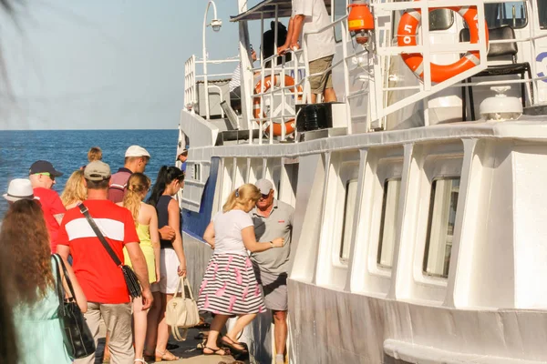 Gemi turistler girin.