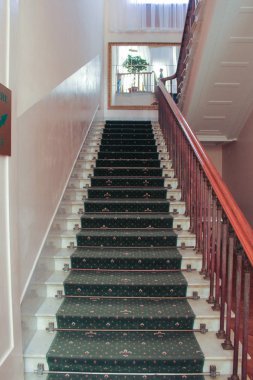 Merdiven bir kaplama ile.