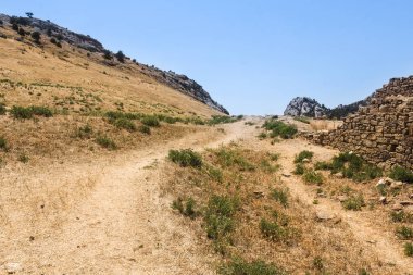 Bir yol yokuş yukarı.