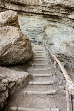 Merdiven boyunca büyük kayalar.
