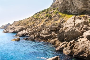 Taşlı deniz kıyısında.