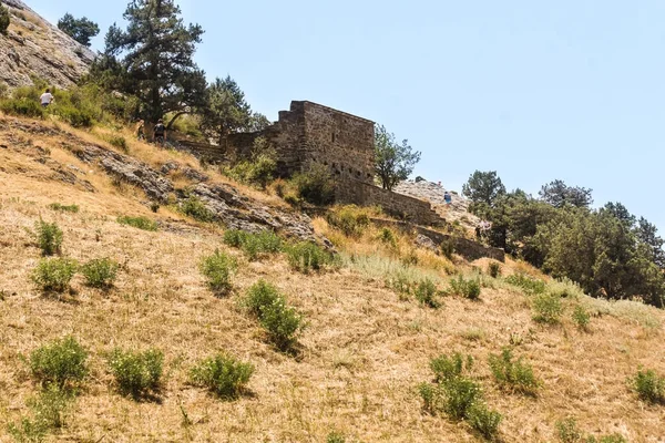 Una antigua estructura en una colina . —  Fotos de Stock