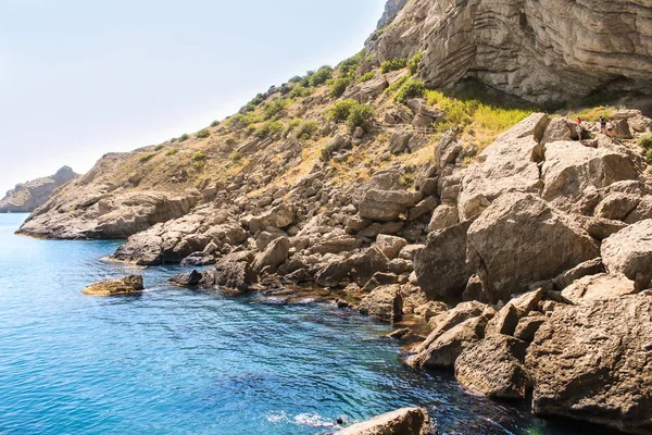 Taşlı deniz kıyısında.