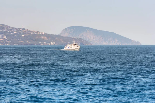 Το πλοίο πηγαίνει στη θάλασσα. — Φωτογραφία Αρχείου