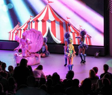 Kız sahnede dans grubu.