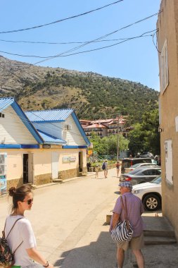 Dağın üstünden evleri.