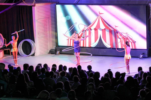Discurso de las niñas con aros en el escenario . — Foto de Stock