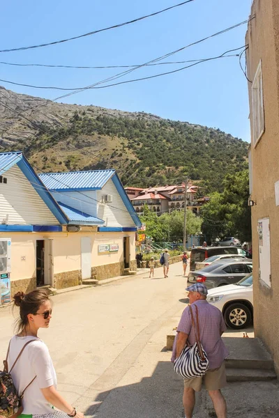 Dağın üstünden evleri.