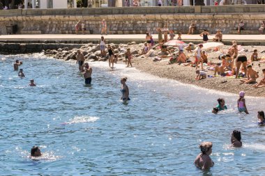 Sahilde banyo insanlar.