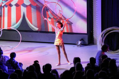 Bir kızla iki basketbol.