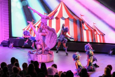 Genç kızlar akrobatik gösterimi.