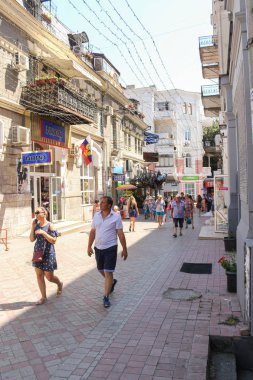 İnsanlar evler arasındaki yaya bölgesi.