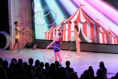 Yüzük ile hokkabazlık kızlar.