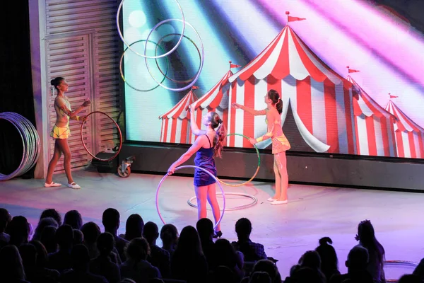 Yüzük ile hokkabazlık kızlar.