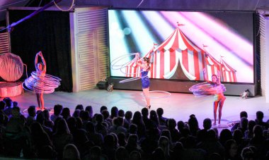 Kız basketbol ile dans grubu.